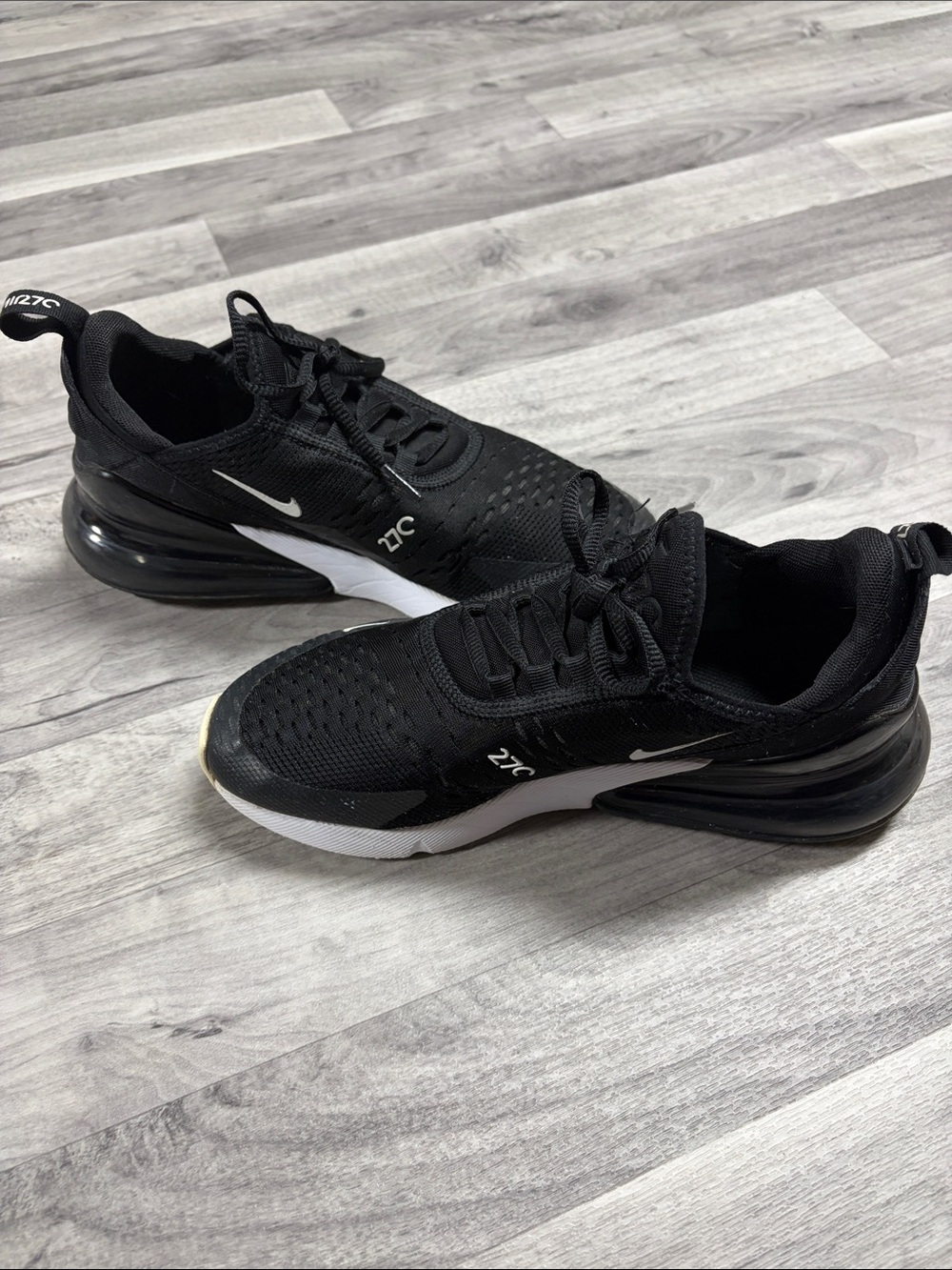 Nike Women's/kids Black and White Air Max 270 Sneakers size 6.5y but fit 8 women